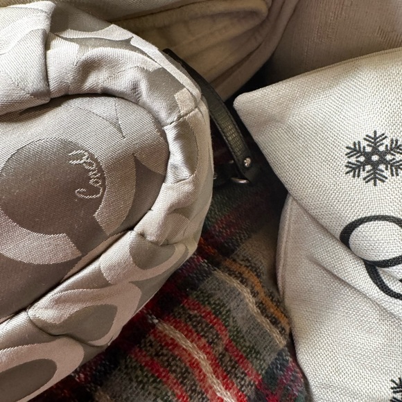 Beautiful Silver with Pink satin Lining Shoulder or Handbag. - Picture 7 of 16